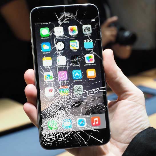 Bạn đã vô tình làm rơi điện thoại, màn hình và mặt kính của iPhone đang bị vỡ? Đừng lo lắng, chúng tôi có một giải pháp tuyệt vời cho bạn! Chúng tôi đảm bảo thay mặt kính iPhone nhanh chóng, chính xác và giá cả hợp lý. Hãy tưởng tượng chiếc điện thoại của bạn trông như mới sau khi được đổi màn kính hoàn toàn mới.