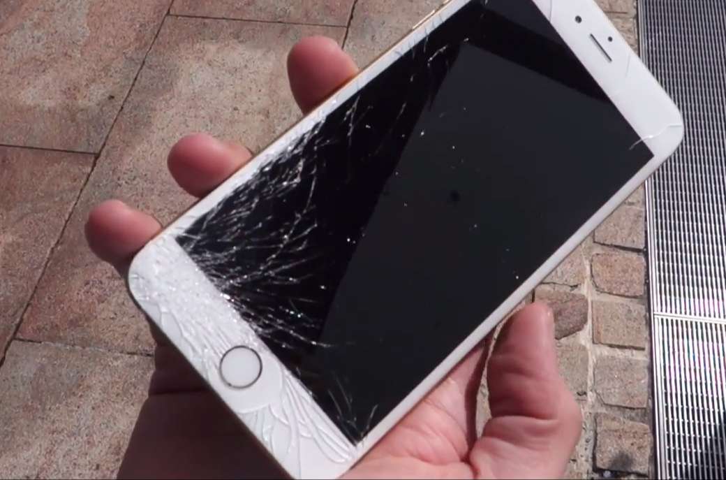 iPhone 8 Plus Bị Vỡ Mặt Kính