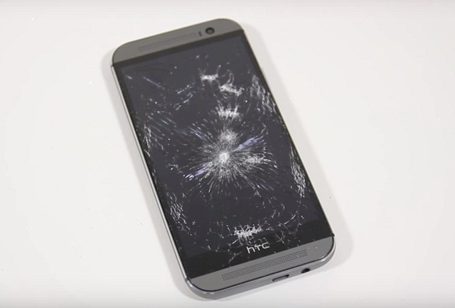 Ảnh minh họa : Điện thoại HTC vỡ mặt kính
